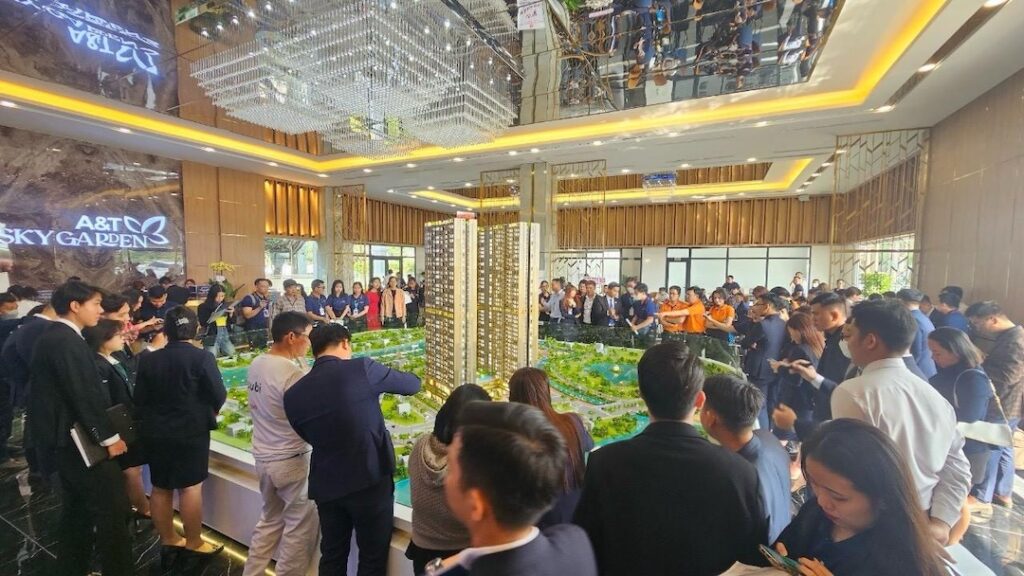 Khách hàng tham quan nhà mẫu căn hộ A&T Sky Garden